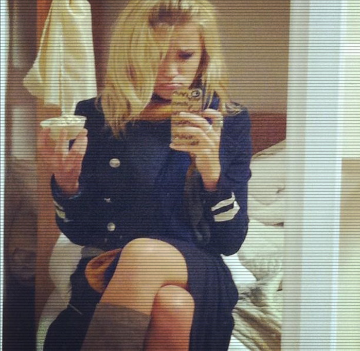 ╠ ˡᵉᵗᵗᶤᵉʰ ╣→ . # îi mângâie obrazul ; urmărindu-i fiecare mişcare . - huh - emm owns HER private room