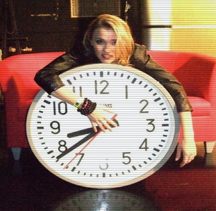 ╠ ˡᵉᵗᵗᶤᵉʰ ╣→ .  # închide ochii zâmbind ; jucându-se cu o mână-n părul lui - cl - huh - emm owns HER private room