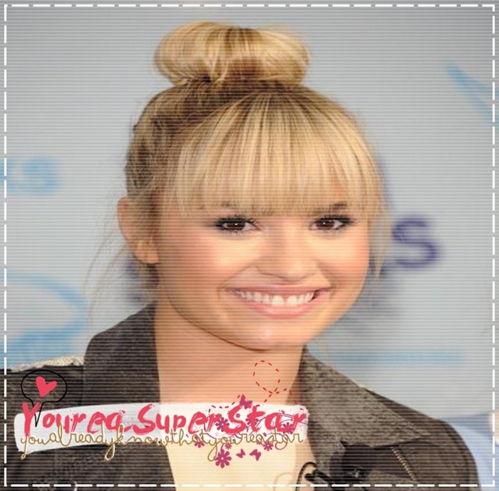 ∞ ♥ 　.; # îi prinde uşor mâna - mângâind-o până la umăr - începând să-l sărute pe gât.
