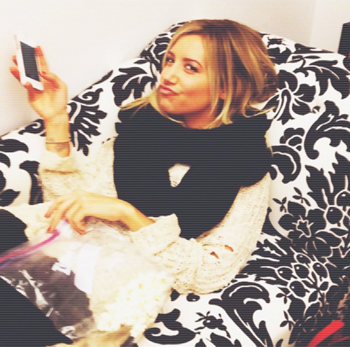 » □  o.O. mno.. -.-, mă abţin de la comentarii. =; =))). [îşi butonează telefonu. ;-??. - just - OUR - 4th EPISODE - OO4