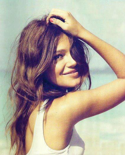 579361_365900023459664_1582845957_n; Un baiat o sa isi aminteasca mereu de fata timida cu inima frumoasa care l-a cucerit cu un singur zambet.
