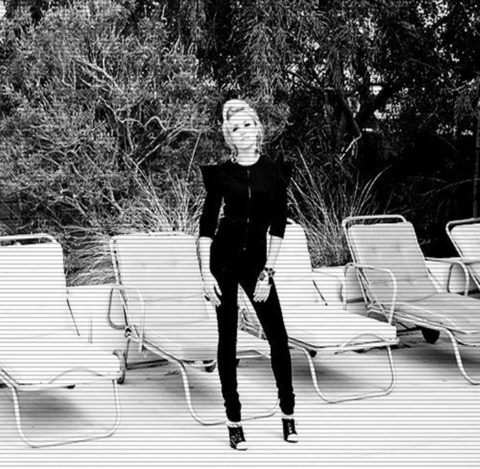 ╠ ˡᵉᵗᵗᶤᵉʰ ╣→ . # se pune pe jos şi priveşte spre geam ; începe să cânte-ncet .