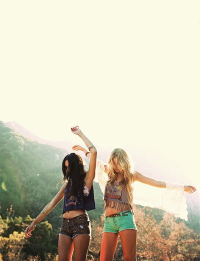 199905_415184378546246_338296653_n; O bruneta va avea intotdeauna cea mai buna prietena o blonda.
