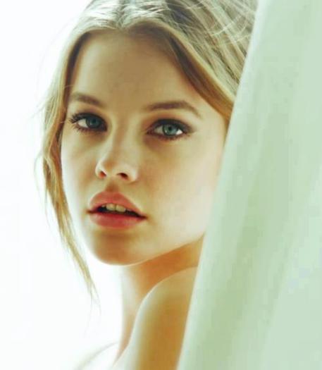 390251_491614117527705_305146912_n; O femeie cu incredere in sine nu isi arata trupul dezgolit,ci fata nemachiata.
