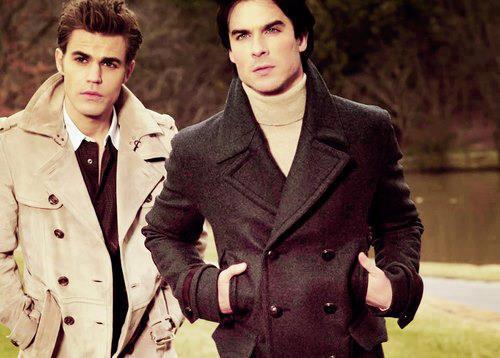 cand caroline uraca sus atunci intra pe usa damon si stefan - The vampire diaries banda 3