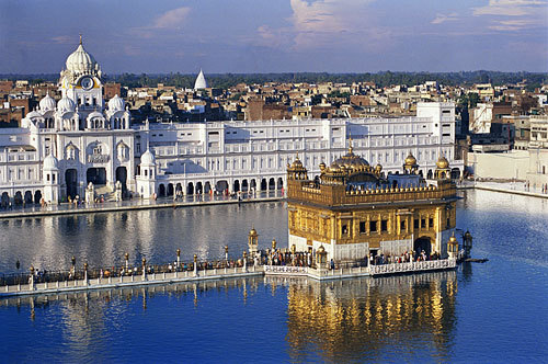 2.Templul de Aur; Templul de Aur din Amritsar (India) este cel mai important loc de pelerinaj pentru credincio%u0219ii de religie sikh. Templul e acoperit cu sute de kilograme de aur.

