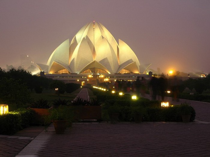 3.Templul Lotus; Templul Lotus   situat in  New Delhi, India este o casa de terminat in 1986.Recunoscut pentru forma lui asemanatoare unei flori este principalul templu din India si a devenit o atractie turistica proe
