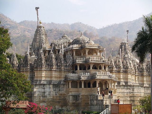 4.Templul Ranakpur, India; Dedicat lordului Adinatha, templul Jain din Ranakpur se ridica maiestuoas de pe versantul unui deal. Templul este sustinut de 1.4444 piloni de marmura, sculptati cu detalii deosebite. Constructia temp
