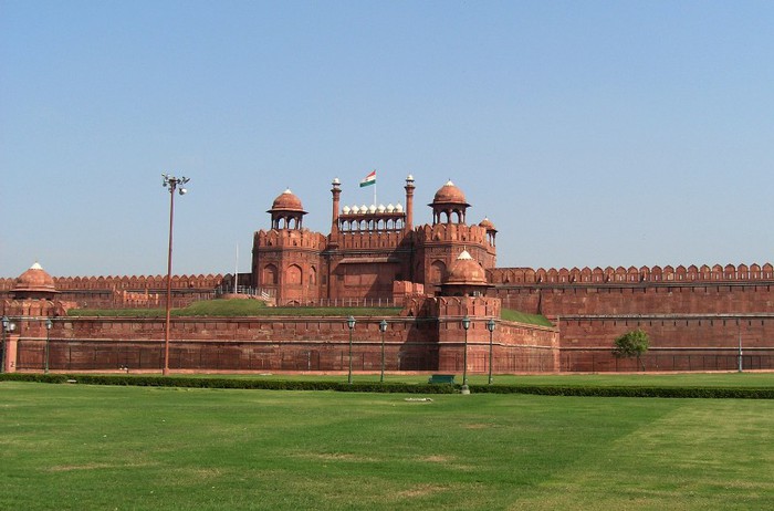 5.Fortul Rosu; ❺Fortul Rosu  este un fort complex construit de regele mughal in secolul 17 in vechiul Delhi in prezent este locul de rezidenta a regilor.
