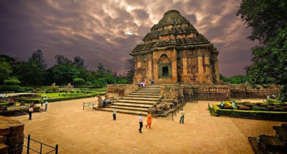 6.Templul Soarelui; Templul Konark construit in sec 13 in Orissa.Este unul din cele 7 minuni ale Indiei.Legenda spune ca templul a fost construit Samba fiul Lordului Krishna  in onoarea lordului soarelui care l-a vindeca
