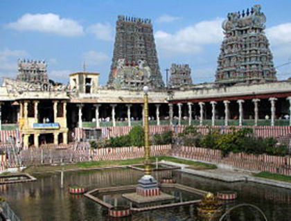 7.Templul Meenakshi Sundareswarar sau Templul Meenakshi Amman; Templul Meenakshi Sundareswarar sau Templul Meenakshi Amman este un templu istoric hindus localizat in sudel raului Vaigai in Tamil Nadu Templul este dedicat lui  Parvati si consoartei ei Shiva
