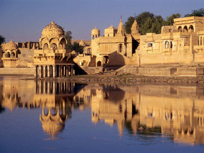 8.Fortul Jaisalmer; Fortul Jaisalmer este unul dintre cele mai mari forturi din lume ,este situat in orasul Jaisalmer.A fost construit in 1156 de catre conducatorul Rao JaisalI.
