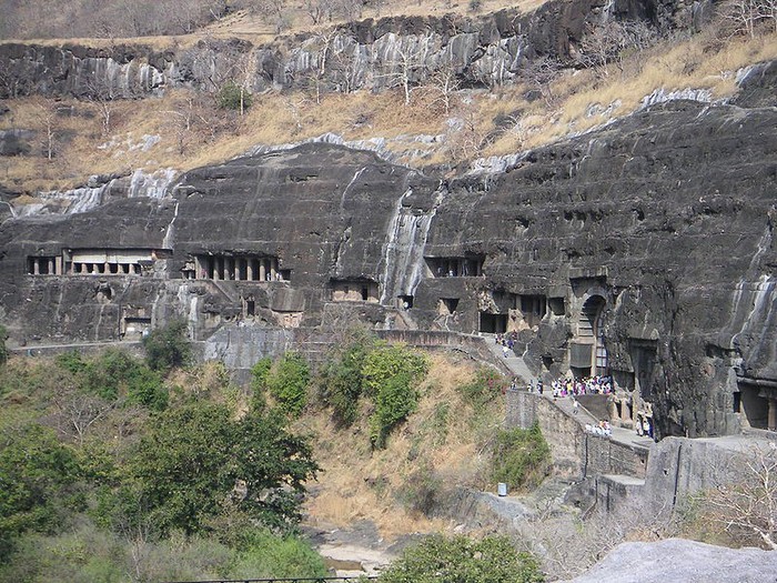 10.Pesterile Ajanta & Ellora; Peșterile se află pe o vale stâncoasă în forma literei U a râului Waguma. Aici s-au descoperit cele mai mari templuri săpate în peșteri. Intr-un templu mahaianic s.au descoperit picturi pe pereți care
