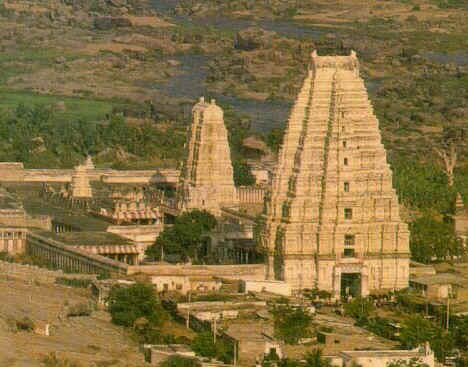 11.Templul Virupaksha; Templul este considerat cel mai sacru sanctuar dealungul secolelor ,a ramas intact si inca este folosit pentru  Templul este dedicat Lordului Shiva  cunoscut aici ca  Virupaksha
