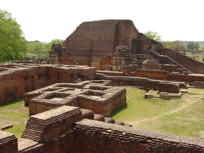 13.Universitatea Nalanda; Nalanda este numele unei universitati antice din Bihar.Intre anii 427-1197 a fost Templu budist.
