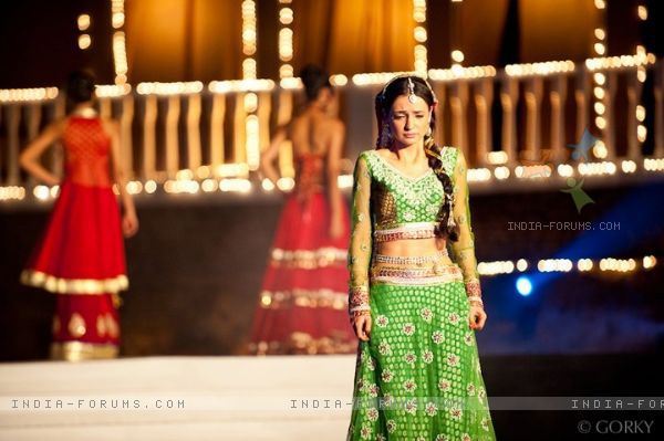 sanaya-irani-in green saree