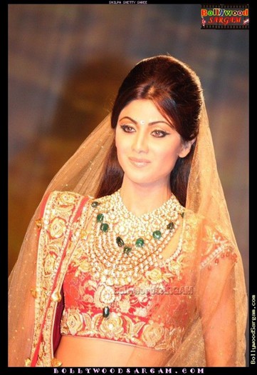 Shilpa_Shetty_Saree_BollywoodSargam_smiling_688757
