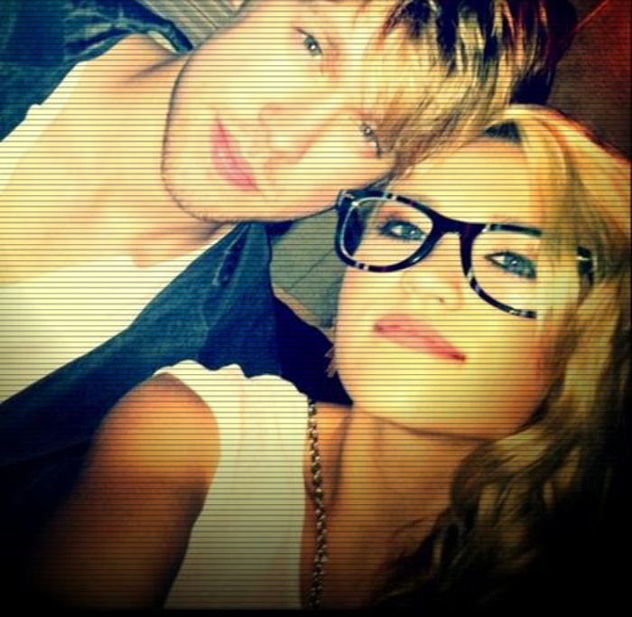 ╠ ˡᵉᵗᵗᶤᵉʰ ╣→ . nici măcar :-j + eu mă duc să dorm ; vezi ce faci :| . # pleacă .