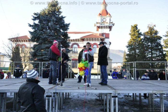 eu pe scena cand uram - obiceiuri targu ocna 2012-2013