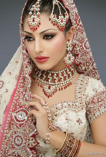 Indian_Brides_with_Eastern_Makeup_1 - Bijuterii Indiene-Indian beauty