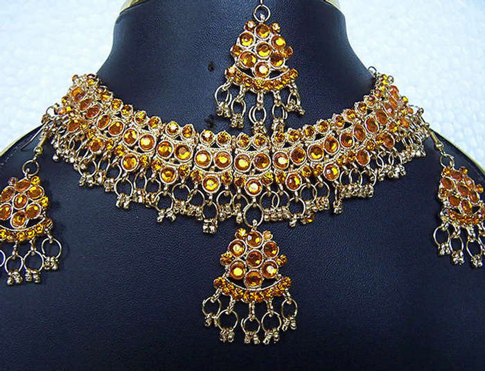 Indian-orange-and-yellow-kundan-jewelry-set-with-maang-tikka