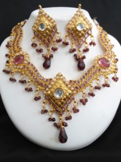 Latest-Indian-Bridal-Polki-Jewellery-Set-4-225x300 - Seturi de bijuterii