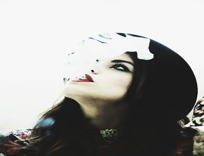 ▲isi aprinde o tigara▲Nimic important :-??#Vatadezahar Cum zici tu :|#Alexander