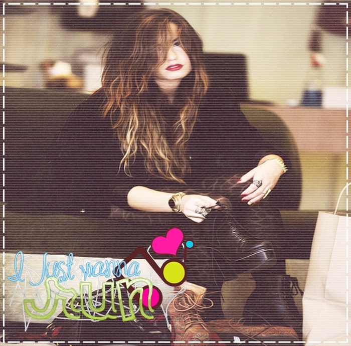 ∞ ♥ 　.; too much bieber. # alex. + of u say so ;. # îşi bagă căştile-n urechi.