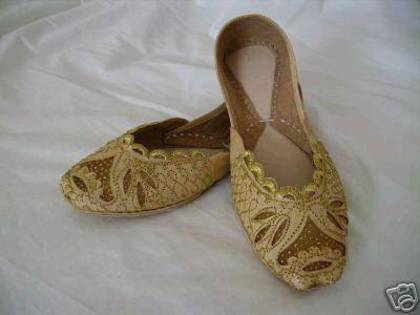 Indian_Ethnic_Beaded_Ladies_Designer_Leather_Shoes