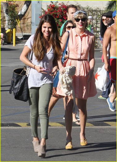 389081_256535284460179_1811755500_n