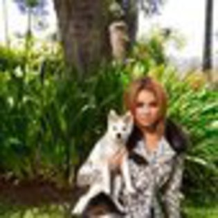 miley-cyrus-522299l-thumbnail_gallery - Myley Taylor Demi si Selena