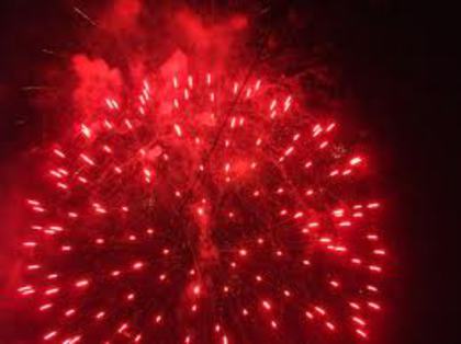 artificii rosii - poze cu cadouri si artificii