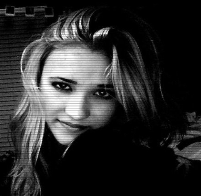╠ ˡᵉᵗᵗᶤᵉʰ ╣→ . # închide şi ea uşor ochii ; zâmbind involuntar .