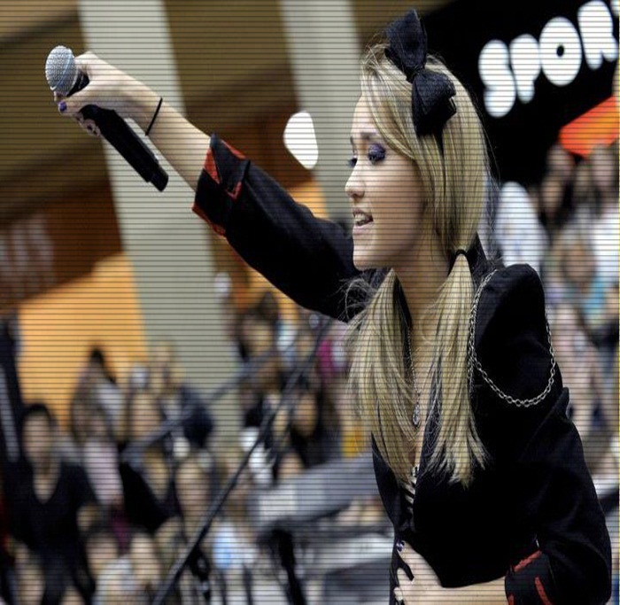 ╠ ˡᵉᵗᵗᶤᵉʰ ╣→ . mă bucur :) ; # se-ntoarce la el şi-l pupă pe obraz .
