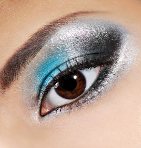 smokey-eyes-blue-and-black
