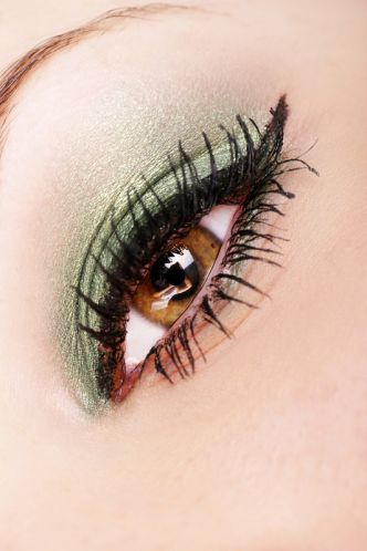 liquid-eyeliner-with-green-eye-shadow