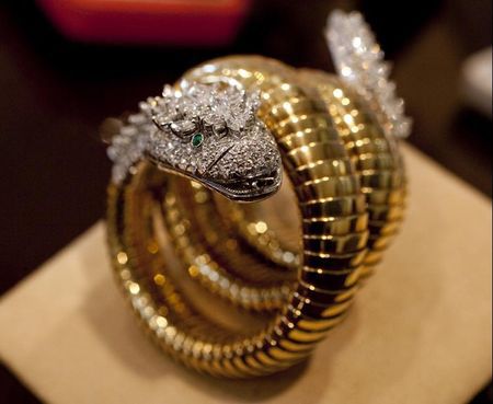 bratara_in_forma_de_sarpe,_cu_diamante,_smaralde,_bulgari,evaluata_la_150.000_de_dolari