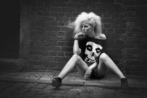 tumblr_lib2p0fYs11qghlqko1_1280_large_large; Capul sus si privirea dreapta ..niciodata nu poti sa stii ce te asteapta .
