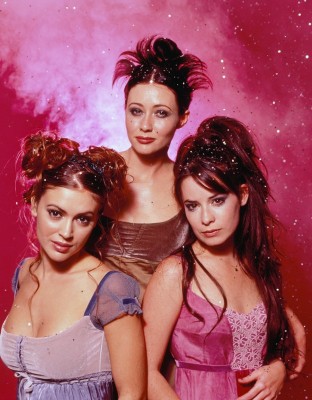 alyssa-una-foto-di-gruppo-di-holly-marie-combs-shannen-doherty-e-alyssa-milano-per-il-telefilm-charm - charmed