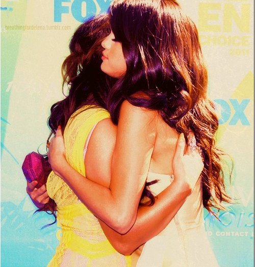 M: Ohhh sis :X:X:X ti`a facut ceva?? :o3 Fluffy e bine? :o3 :))