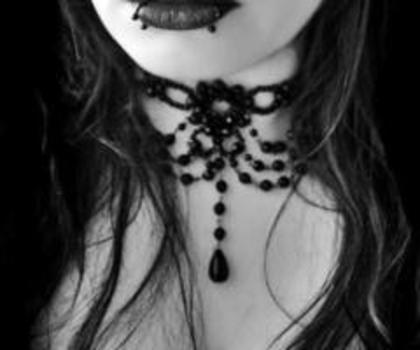 black-and-white-girl-gothic-necklace-Favim.com-599040_thumb