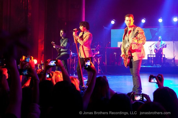 18220_10151272300707902_366549596_n - Jonas Brothers in concert in Hollywood California