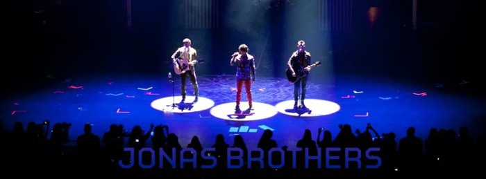 247343_10151202530922902_101877855_n - Jonas Brothers in concert in Hollywood California