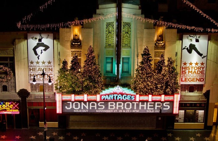 406823_10151269318787902_1926686051_n - Jonas Brothers in concert in Hollywood California