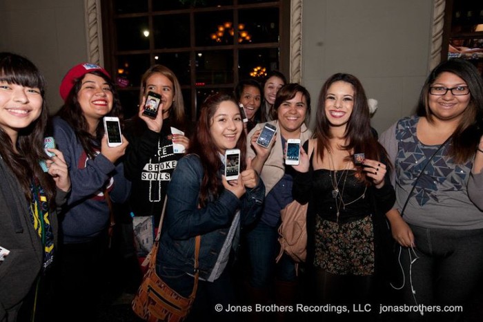 484328_10151270735307902_688166628_n - Jonas Brothers in concert in Hollywood California