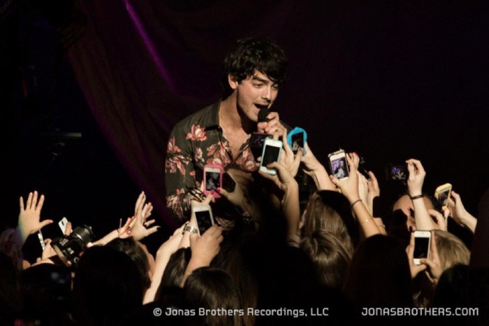 574722_10151269293367902_1388394536_n - Jonas Brothers in concert in Hollywood California