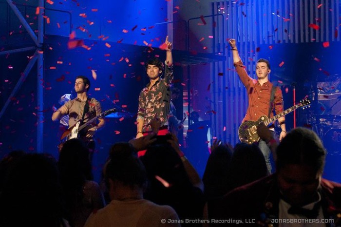 579135_10151200553587902_98150453_n - Jonas Brothers in concert in Hollywood California