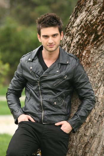 Aloooooo!; Raspunde cu greu,Andrei si ca prin somn raspunde
