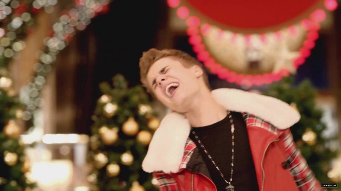 [cade in pat]  AA :@ ESTI SURDA?@:@::@  IESI DRQ AFARA!:@