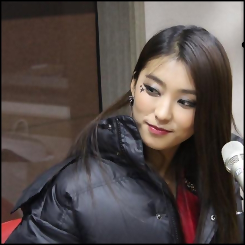 . *iese din apa|scuturandu-si parul si hainele* bye Hara.:)
